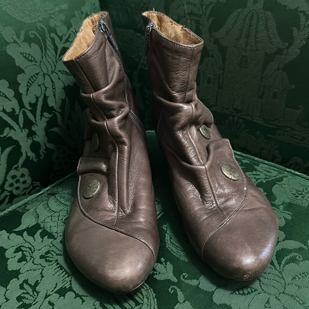 Gorgeous Eric Michael Soho Booties